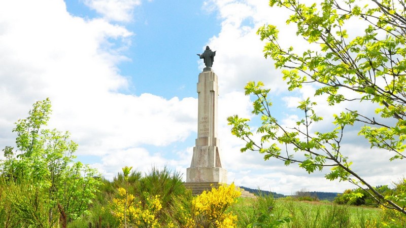 Statue du Sacré-Cœur au Guizay